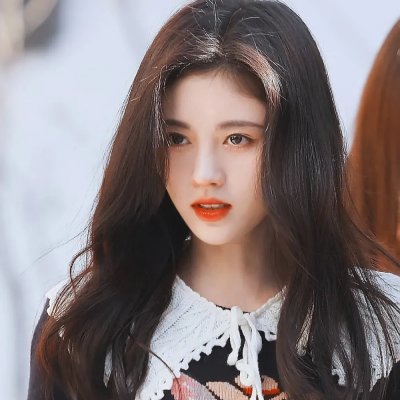 给小酒馆女子喝高杯酒